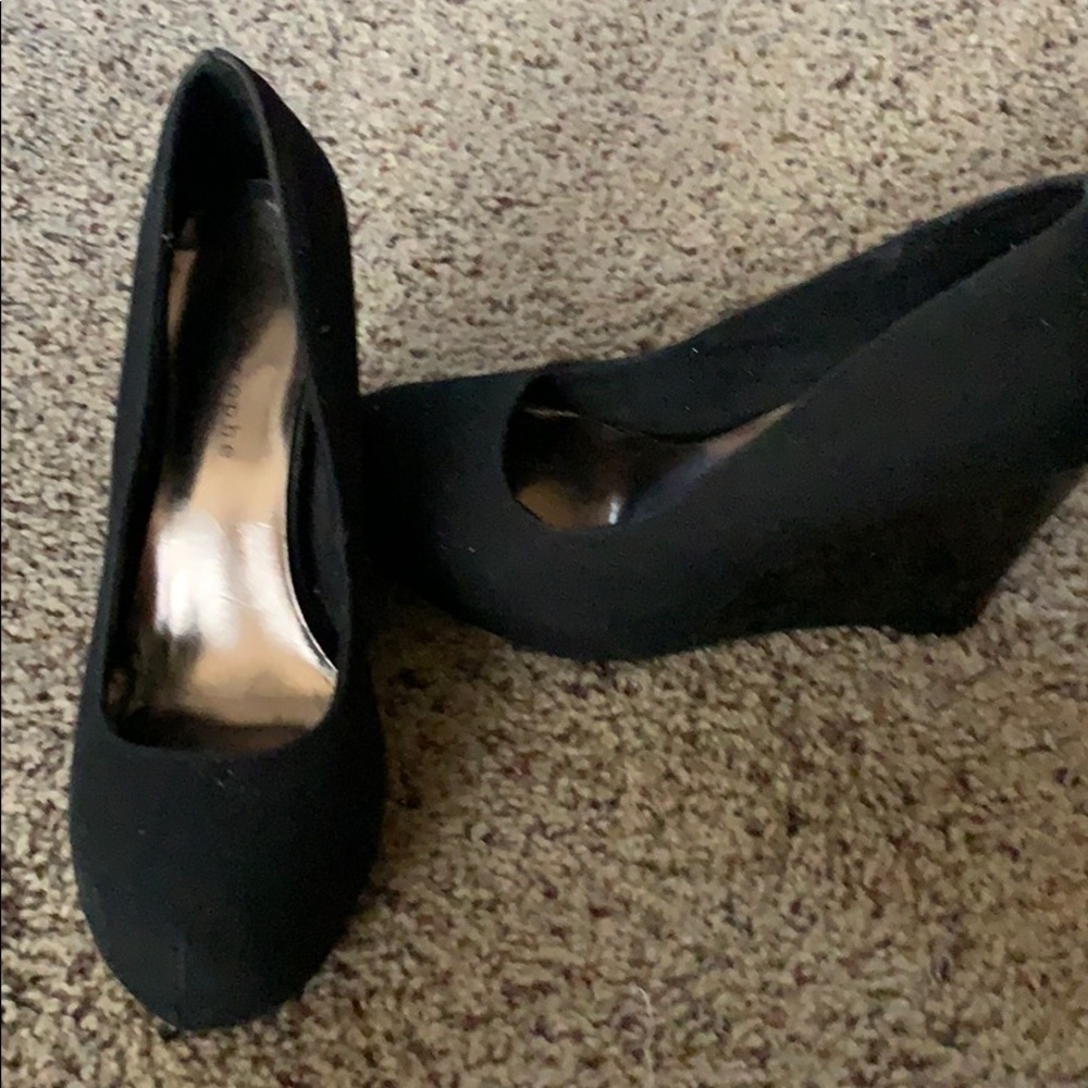Black wedge